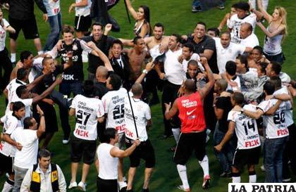 Jugadores del Corinthians celebran el título del fútbol brasileño