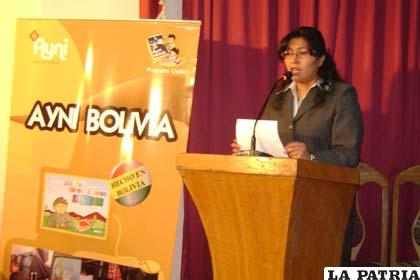Sigrid Ortega, coordinadora nacional de Ayni Bolivia, en conferencia de prensa