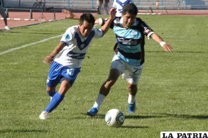 Isaías Duri de San José controla el balón ante la mirada de Limber Méndez de Aurora