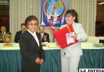 Gema Barrozo (derecha), es la Personalidad Pionera 2011