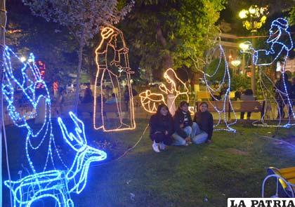 Oruro ya vive el ambiente navideño y la plaza luce a tono con esta festividad