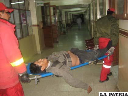 Uno de los heridos al ingreso a la sala de Emergencias