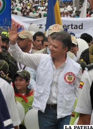 El Mandatario colombiano caminó junto a sus habitantes para protestar contra la violencia que tiene sumida a Colombia en un conflicto armado de casi medio siglo