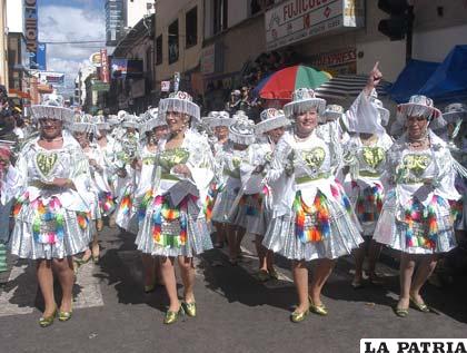Grupo de la Fraternidad “Cullaguada Oruro” en su participación en el Carnaval 