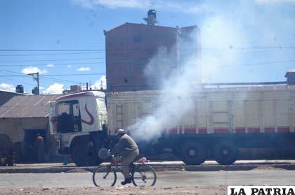 Un gran porcentaje de vehículos que circulan en Oruro contaminan el medio ambiente