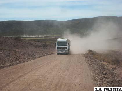 Uno de los camiones incautados por el COA en la carretera