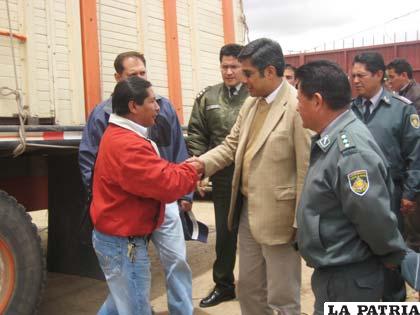 El fiscal Jacinto Aguilar saluda al ministro de Gobierno, Wilfredo Chávez