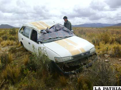 Vagoneta tras el vuelco cerca de Caihuasi