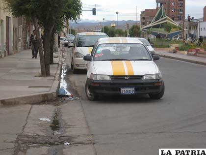 Los conductores estacionan como quieren y donde quieren