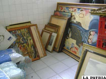 Camerino convertido en almacén donde se encuentran obras artísticas que obtuvieron los primeros lugares en concursos nacionales de pintura