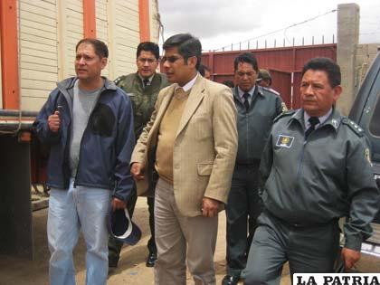 El ministro de Gobierno, Wilfredo Chávez, en su visita a un garaje de la Aduana