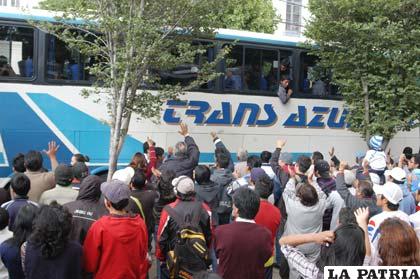 Hinchas de San José despidieron a los jugadores