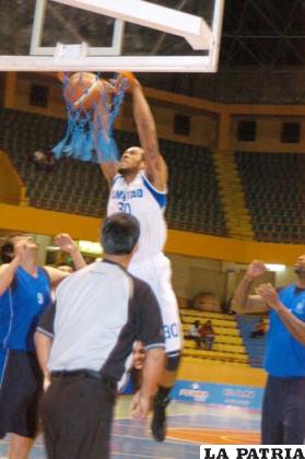 Clavado de Devaughn de Amistad 