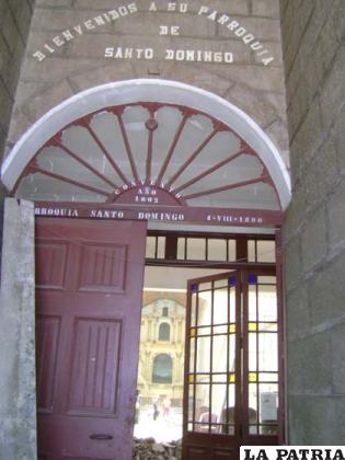 Portada del templo que lleva la fecha de concluida su construcción