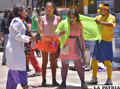 Elenco de las Clowndestinas de Cochabamba que participaron en el I Festival de Teatro Amilkare