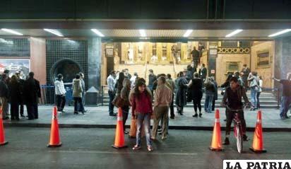 La gente permanece a la salida de un teatro de Ciudad de México tras un fuerte temblor