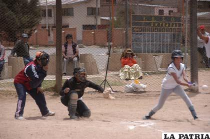 El torneo nacional de softbol se desarrolla solo con tres selecciones