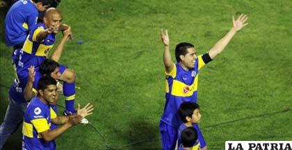 Riquelme junto a sus compañeros de equipo celebra la conquista del título