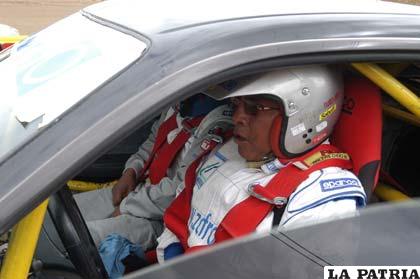 El piloto Cristian Flores con el implemento de competencia
