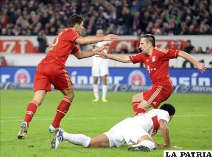 Gómez y Ribery celebran el gol del Bayern