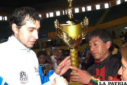 Joaquín Sandoval recibe el trofeo de campeón