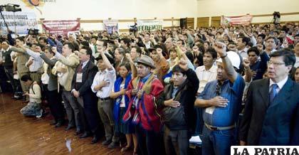 Masiva presencia masista en cumbre social que se realiza en Cochabamba