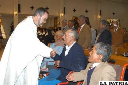 Ancianos del Hogar “La Sagrada Familia” celebraron, junto a los religiosos un año más de presencia de las misioneras en Bolivia