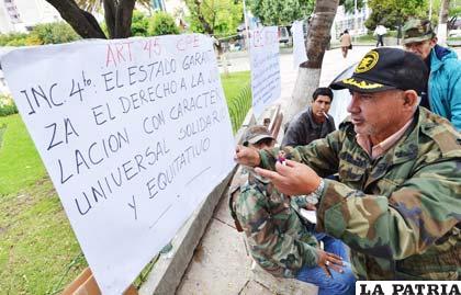 Militares iniciaron una huelga de hambre frente al Ministerio de Defensa