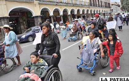 Los discapacitados marcharon en el centro paceño para pedir la aprobación de la 
