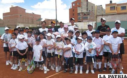 Integrantes de la academia de tenis del National Tennis Club