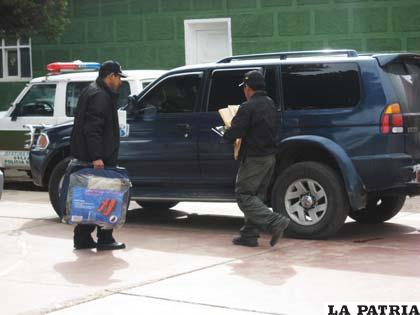 El vehículo del sujeto fue secuestrado por investigadores de la Felcc