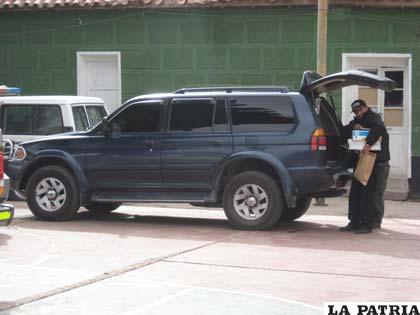 Investigadores de la Felcc requisan el vehículo
