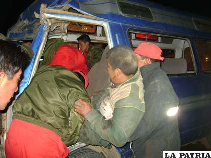El conductor del minibús es recatado por personal de Bomberos