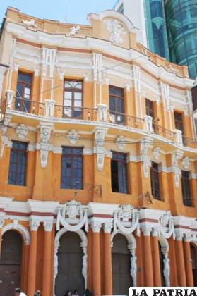 Frontis del Paláis Concert, edificio patrimonial de Oruro