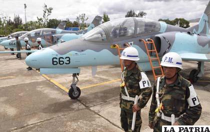 Aviones chinos del tipo K8 que ayer fueron armados para luchar contra el narcotráfico