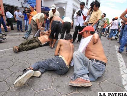 Los discapacitados llegaron a Santa Cruz e ingresaron a la plaza 24 de septiembre semidesnudos y arrastrándose