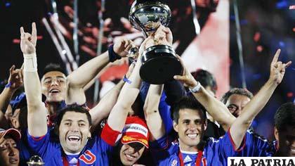 Jugadores de Universidad de Chile con el trofeo de campeón de la Sudamericana