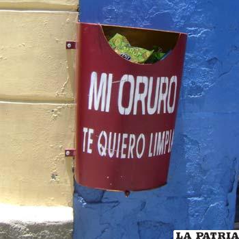 Muchos más de estos papeleros deben ser instalados en las calles de Oruro