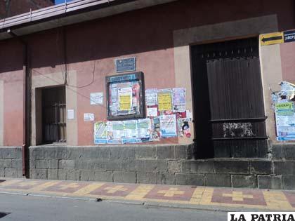 Las paredes del inmueble sufren las consecuencias de la mala educación