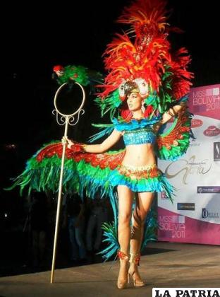 Miss Bolivia 2010, Olivia Pinheiro con su traje típico que se exhibirá en el video de Llajtaymanta