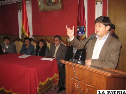 El Director de Planificación de la comuna, Henry Rojas, explica la ejecución presupuestaria de la comuna orureña durante una audiencia pública que fue presidida por la alcaldesa, Rossío Pimentel