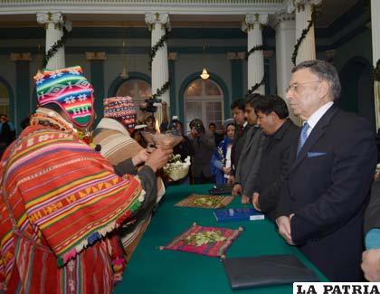Una ceremonia efectuada ayer, en La Paz, para convencer a los representantes de la Jife, de las bondades de la coca