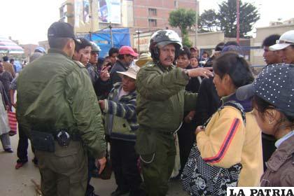 Policía interviniendo en conflicto provocado por Comerciantes de la Feria de Juguetes asentada en la Avenida 6 de Agosto entre León y Rodríguez