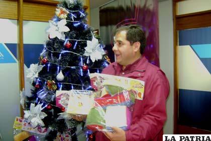El Gerente Regional de Comercialización de Emisa, Carlos Espada Téllez, mostrando los juguetes de Anatina Toys