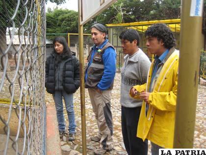 La representante del Viceministerio de Medio Ambiente, Ángela Núñez, con autoridades del Zoológico Municipal