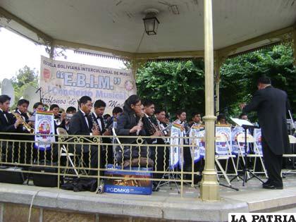 Alumnos de la EBIM que concluyeron sus estudios ofrecieron concierto en el kiosco de la Plaza de Armas