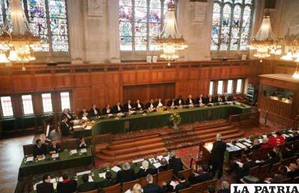 Ésta es la sala donde los magistrados del Tribunal de La Haya deliberan y fallan sobre asuntos de interés mundial (Archivo)