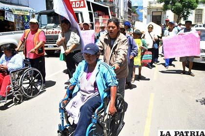 Personas con capacidades diferentes protestan en Tarija 