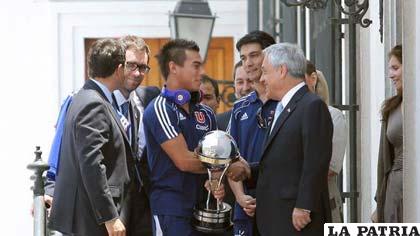 Piñera junto a los jugadores de Universidad de Chile