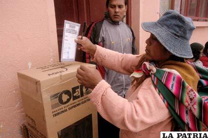 Ciudadanos de Pazña, Quillacollo y Sucre acudirán hoy a las urnas para elegir sus autoridades municipales (Foto archivo)